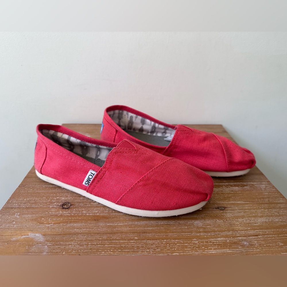 NEW! TOMS | Size 7 | Red Classic Alpargatas